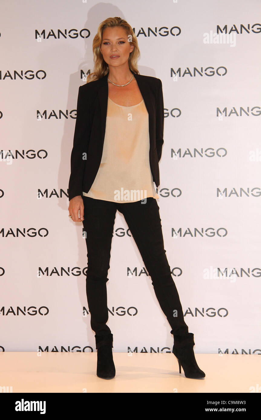 London, UK, 24/01/2012 top model britannique Kate Moss pose pour les photographes pour griller sa dernière campagne de publicité pour le Spa Banque D'Images