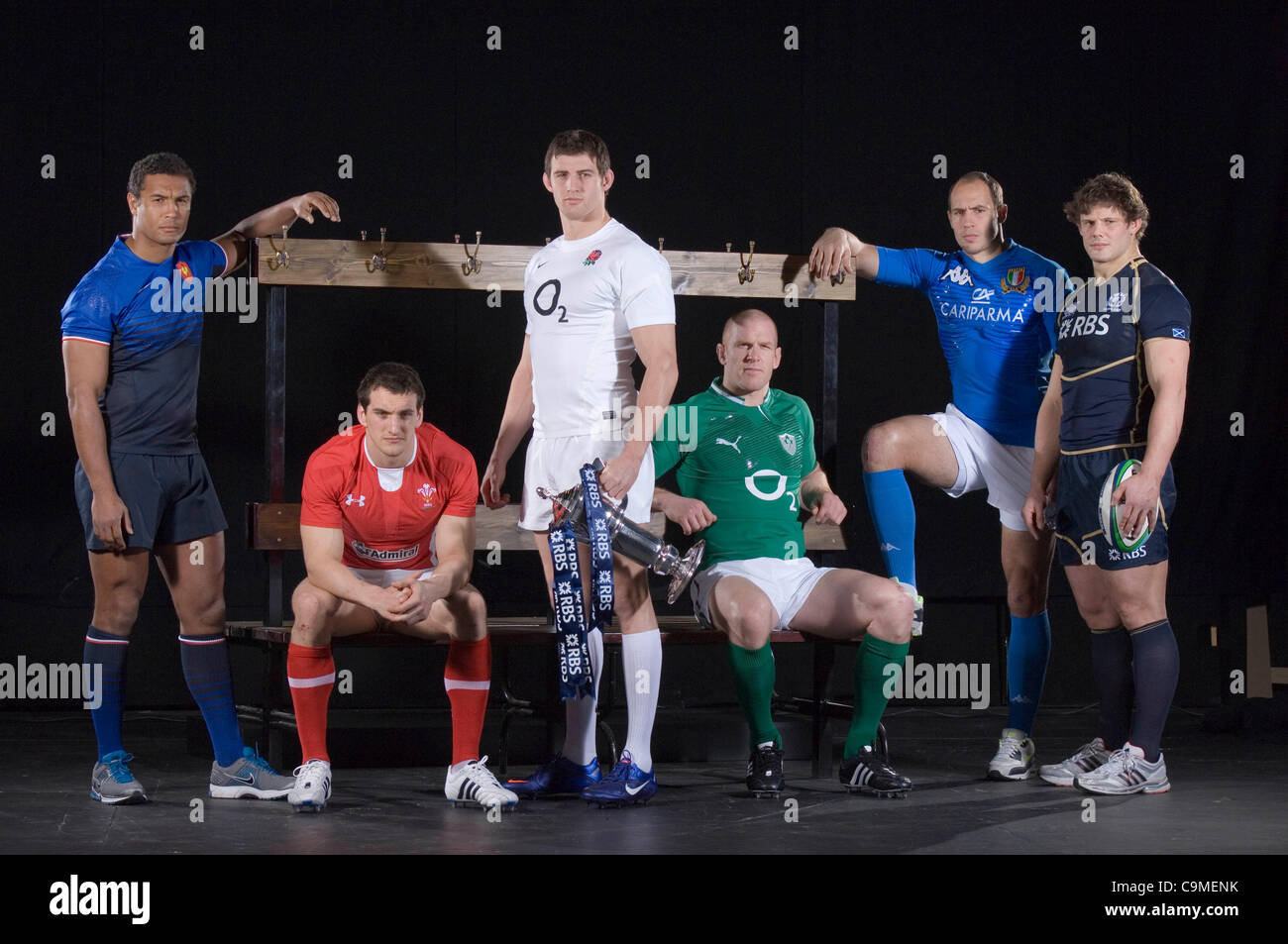 De gauche à droite au lancement des Six Nations à Londres sont Thierry Dusautoir (France), Sam Warburton(Pays de Galles), Tom Wood (Angleterre), Paul O'Connell (Irlande), Sergio Parisse (Italie) et Ross Ford (Ecosse) Banque D'Images