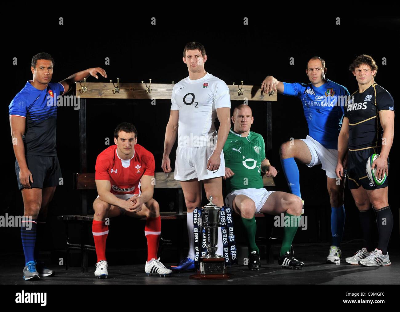 Le SET HURLINGHAM CLUB, LONDON, UK, le mercredi 25/01/2012. (L-R) de France Thierry Dusautoir, Sam Warburton de galles, Tom Wood de l'Angleterre, Paul O'Connell de l'Irlande, Sergio Parisse de l'Italie et de l'Ecosse. Ford Ross Lancement du Tournoi RBS 6 Nations. Banque D'Images