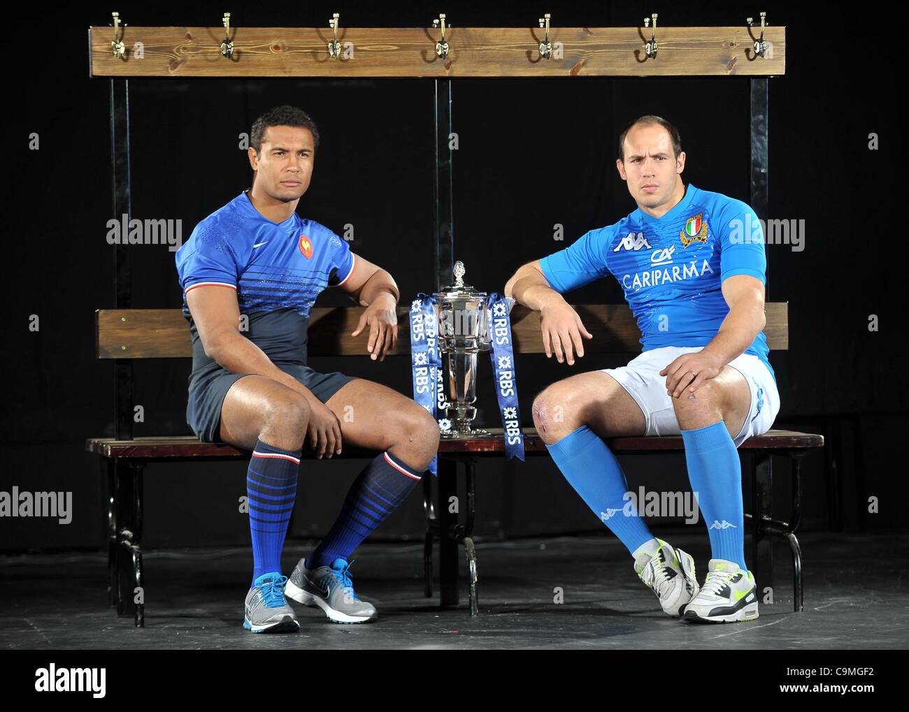 L'HULINGHAM CLUB, LONDON, UK, le mercredi 25/01/2012. (L-R) de France Thierry Dusautoir et Sergio Parisse de l'Italie. Lancement du Tournoi RBS 6 Nations. Banque D'Images