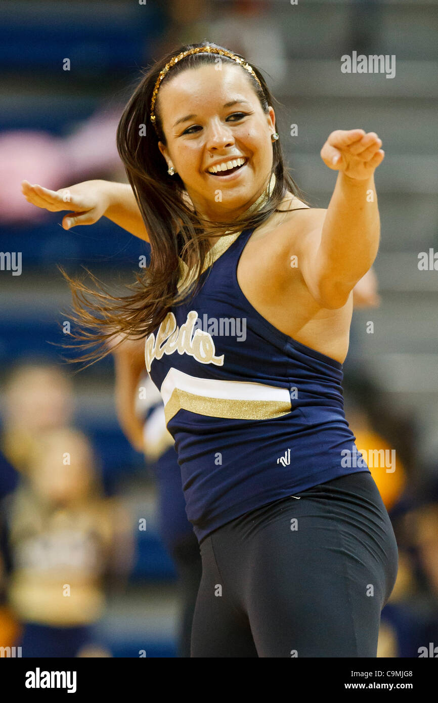 25 janvier 2012 - Toledo, Ohio, États-Unis - un membre de l'équipe de danse de roquettes Tolède exécute pendant un pain au premier semestre action de jeu. Le Toledo de fusées, de la Mid-American Conference West Division, a défait le Miami RedHawks, de la Division de l'Est MAC, 79-66 à Savage Arena à Toledo, Ohio. (Crédit Im Banque D'Images