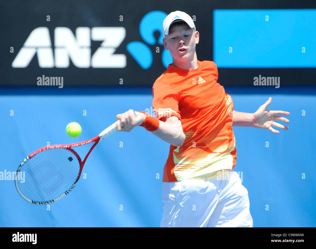 26.01.2012 Melbourne, Australie. Edmund en action au jour 10 du match du Junior. Luke Saville (AUS) V Kyle Edmund (GBR). Saville bat l'Edmund 7-5, 7-5 sur Margaret Court Arena à l'Open d'Australie. Banque D'Images