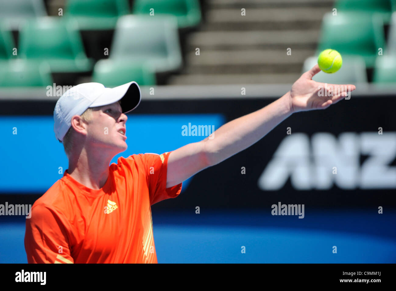 26.01.2012 Melbourne, Australie. Edmund en action au jour 10 du match du Junior. Luke Saville (AUS) V Kyle Edmund (GBR). Saville bat l'Edmund 7-5, 7-5 sur Margaret Court Arena à l'Open d'Australie. Banque D'Images