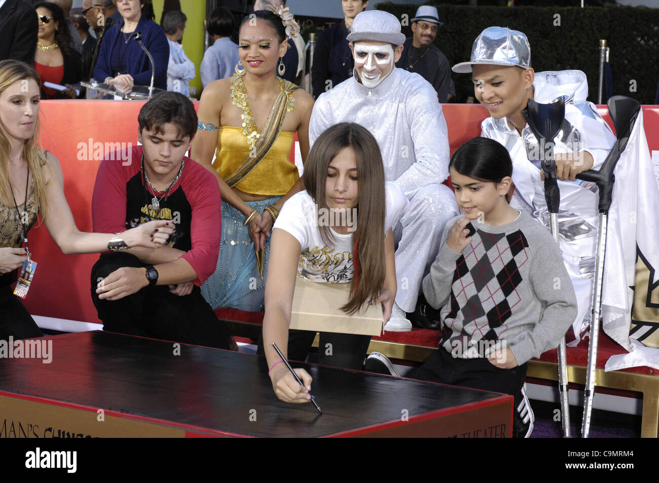 26 janvier 2012 - Hollywood, Californie, États-Unis - Le Roi du Pop's trois enfants JACKSON PRINCE, Paris et BLANKET JACKSON JACKSON lors d'une cérémonie en l'honneur du regretté Michael Jackson avec petit haut la main et les empreintes de chaussures célèbre moonwalk dans le ciment sur le Hollywood Walk of Fame tenue au Grauman's Chinese Banque D'Images