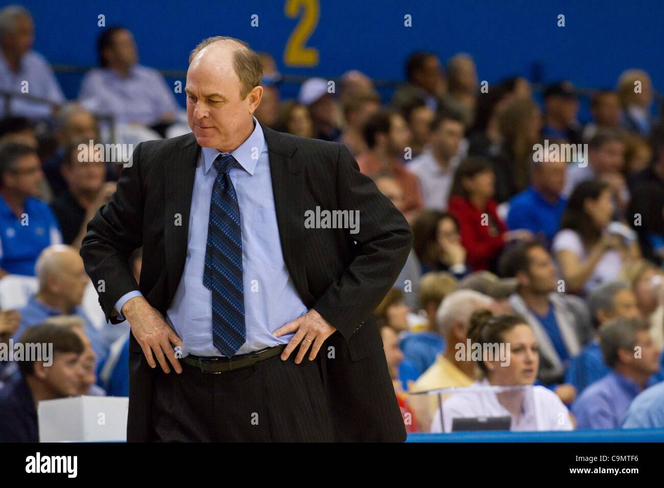 26 janvier 2012 - Los Angeles, Californie, États-Unis - entraîneur-chef de l'UCLA Bruins Ben Howland ressemble au large dans le dégoût, mais ce n'était pas mal du tout ce soir. L'UCLA Bruins mènent les Utah Utes 36-21 à la moitié. (Crédit Image : © Josh Chapelle/ZUMAPRESS.com)/Southcreek Banque D'Images