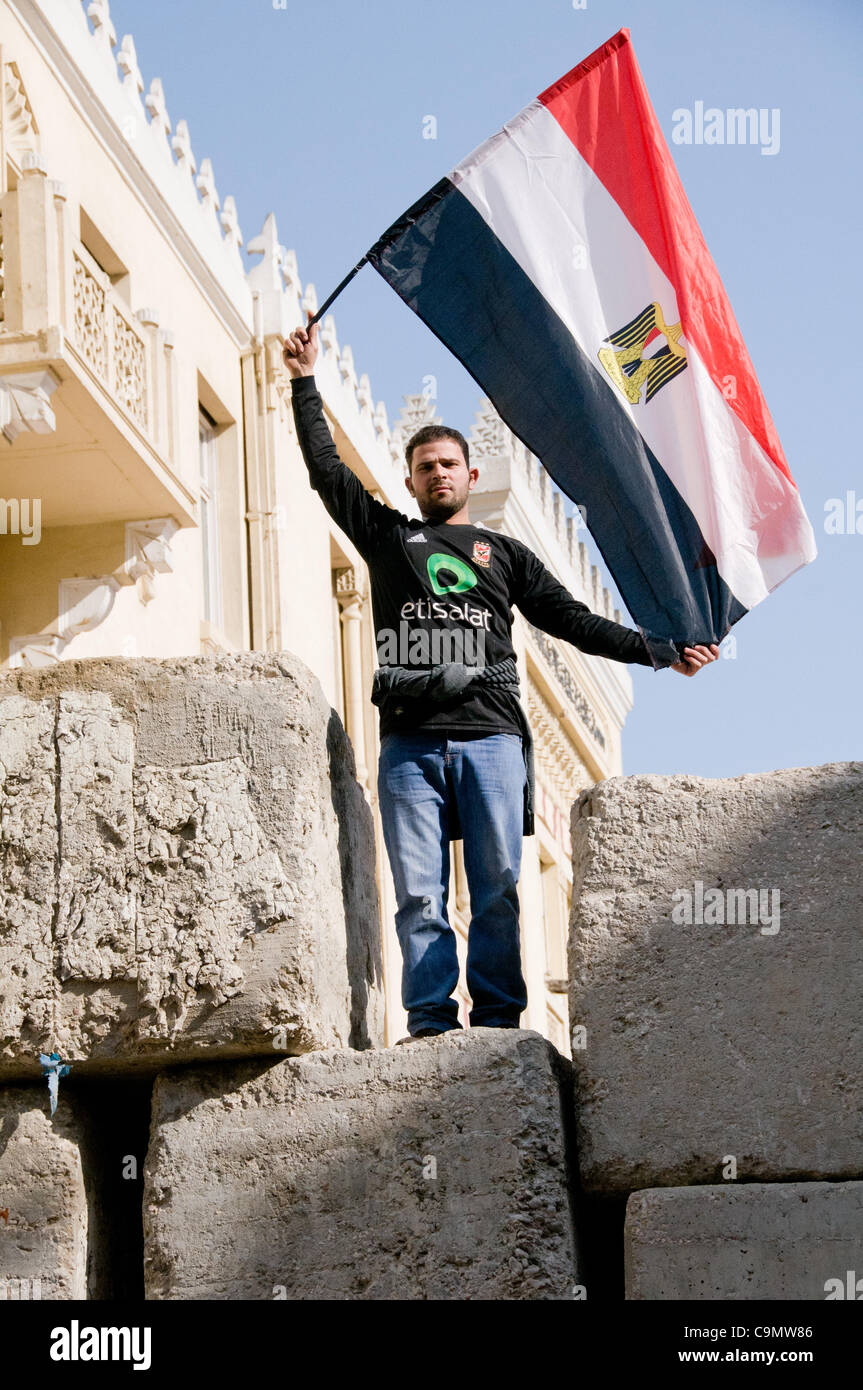 Jeune homme avec drapeau de la place Tahrir, Premier anniversaire de la révolution égyptienne 25th janvier 2012, le Caire, Egypte Banque D'Images