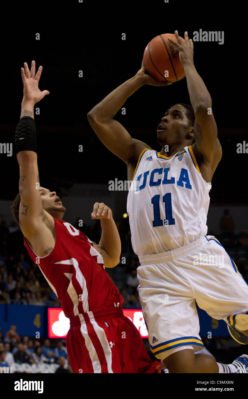 26 janvier 2012 - Los Angeles, Californie, États-Unis - UCLA Bruins Lazeric Jones (11) monte sur Kyle Perkins (13) dans la seconde moitié l'action. L'UCLA Bruins à l'encontre de l'Utah Utes 76-49 au Sports Arena de Los Angeles. (Crédit Image : © Josh Chapelle/ZUMAPRESS.com)/Southcreek Banque D'Images