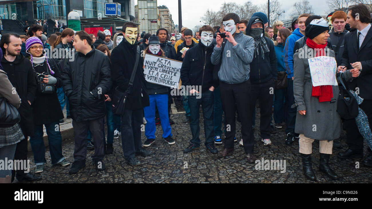 Foule de jeunes Français, anonyme, rue, manifestations contre la loi antipiratage sur Internet, l'ACTA (Accord commercial anti-contrefaçon), un projet de loi qui menace la liberté de l'Internet, Paris, France, grand groupe [Adolescent] Banque D'Images