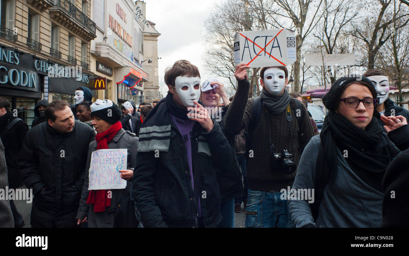 Internet anonyme protester contre la loi antipiratage, ACTA (Accord commercial anti-contrefaçon), un projet de loi qui menace la liberté de l'Internet, Paris, France, Banque D'Images