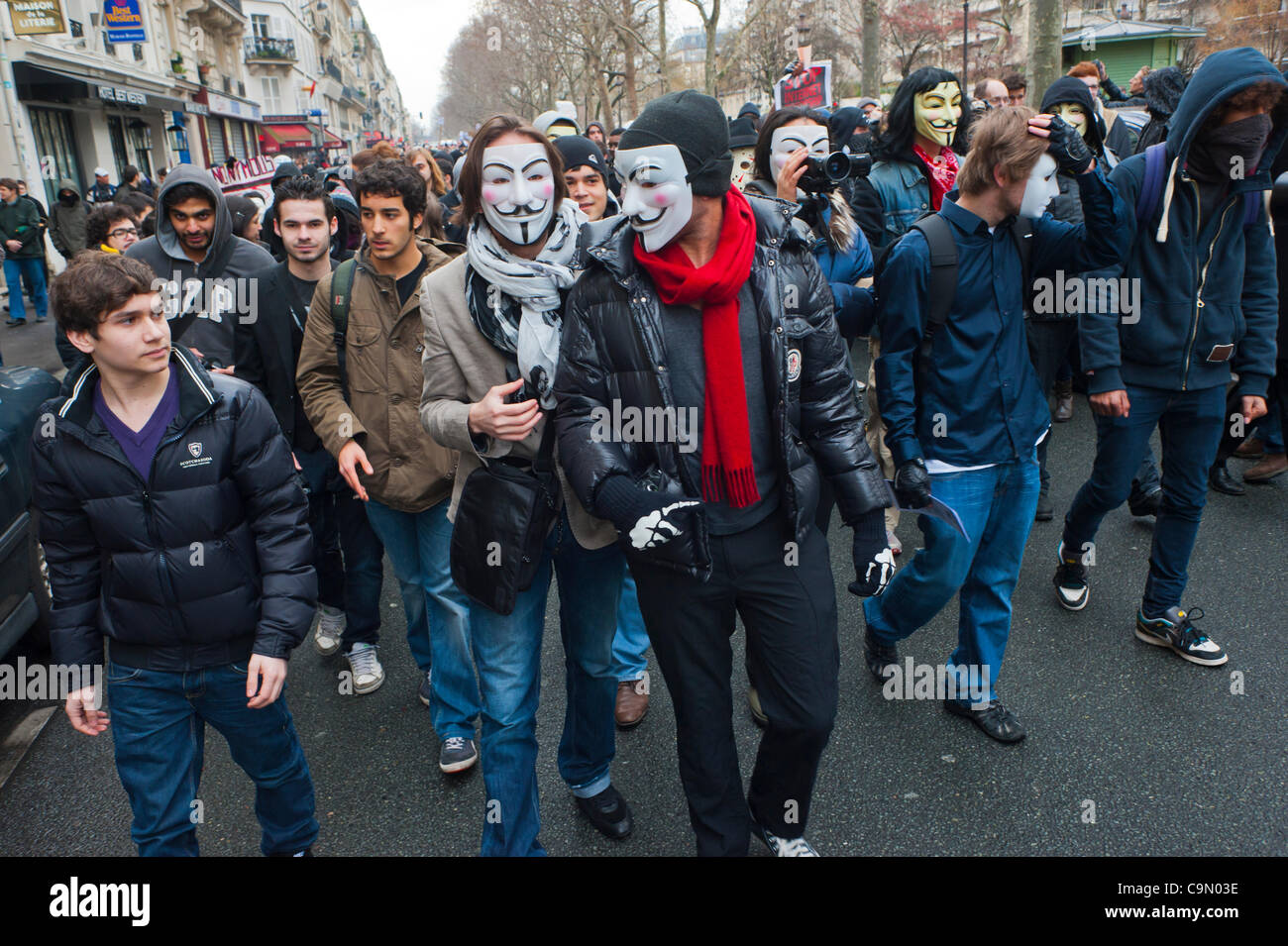 Les adolescents de la rue, la foule anonyme, protester contre la loi antipiratage sur Internet, l'ACTA (Accord commercial anti-contrefaçon), qui menace la liberté de l'Internet, Paris, France, les gens de la rue mars Banque D'Images