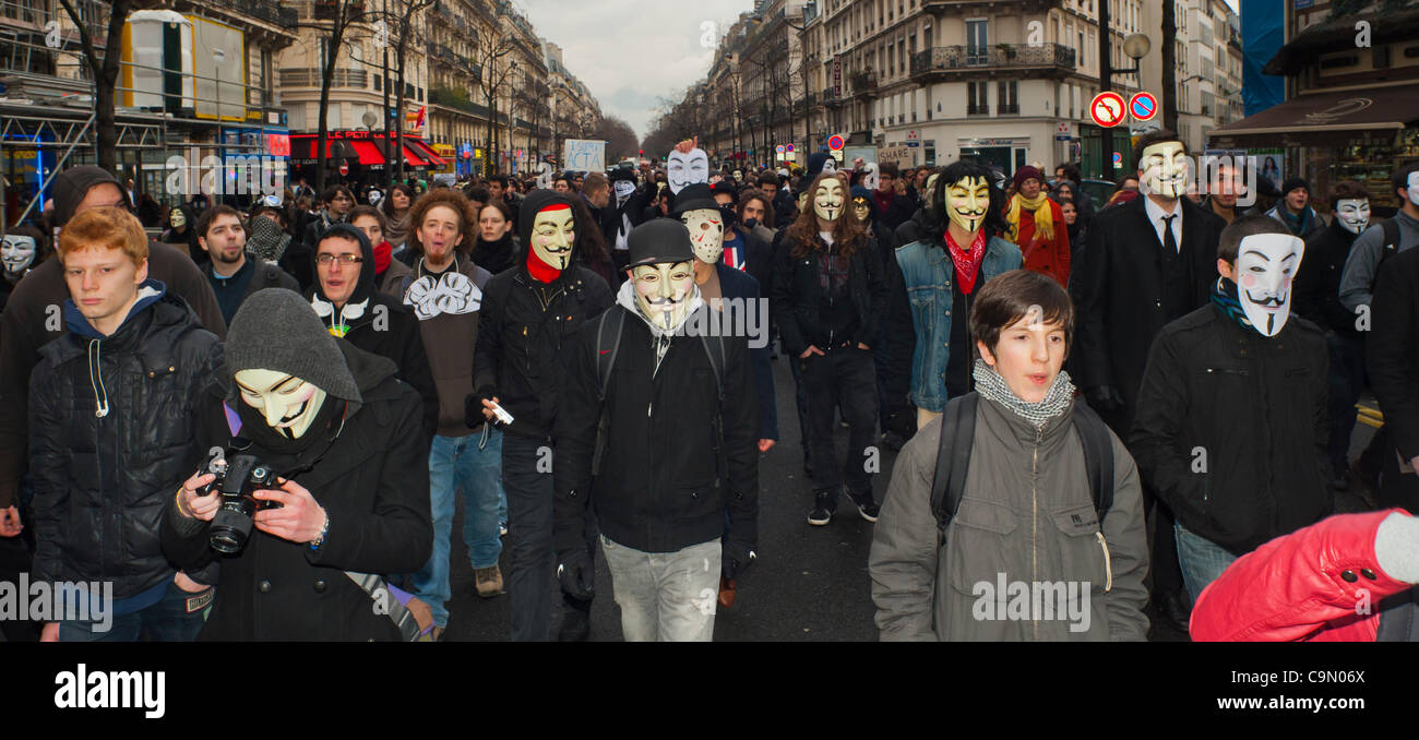 Foule de jeunes Français, anonyme, Rallye, protester contre la loi antipiratage sur Internet, l'ACTA (Accord commercial anti-contrefaçon), un projet de loi qui menace la liberté de l'Internet, Paris, France, grand groupe [Adolescent] les gens de la rue mars Banque D'Images