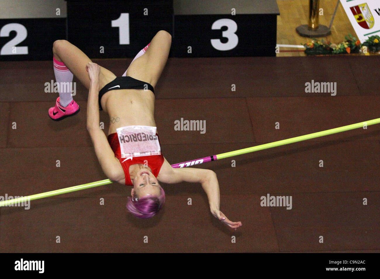 CORRECTION DATE : haut allemand Friedrich Ariane cavalier terminé sur hight 184 cm au cours du saut en Moravie Tour sur Hustopece, République tchèque, samedi, 28 janvier, 2012. (Photo/CTK Vaclav Salek) Banque D'Images