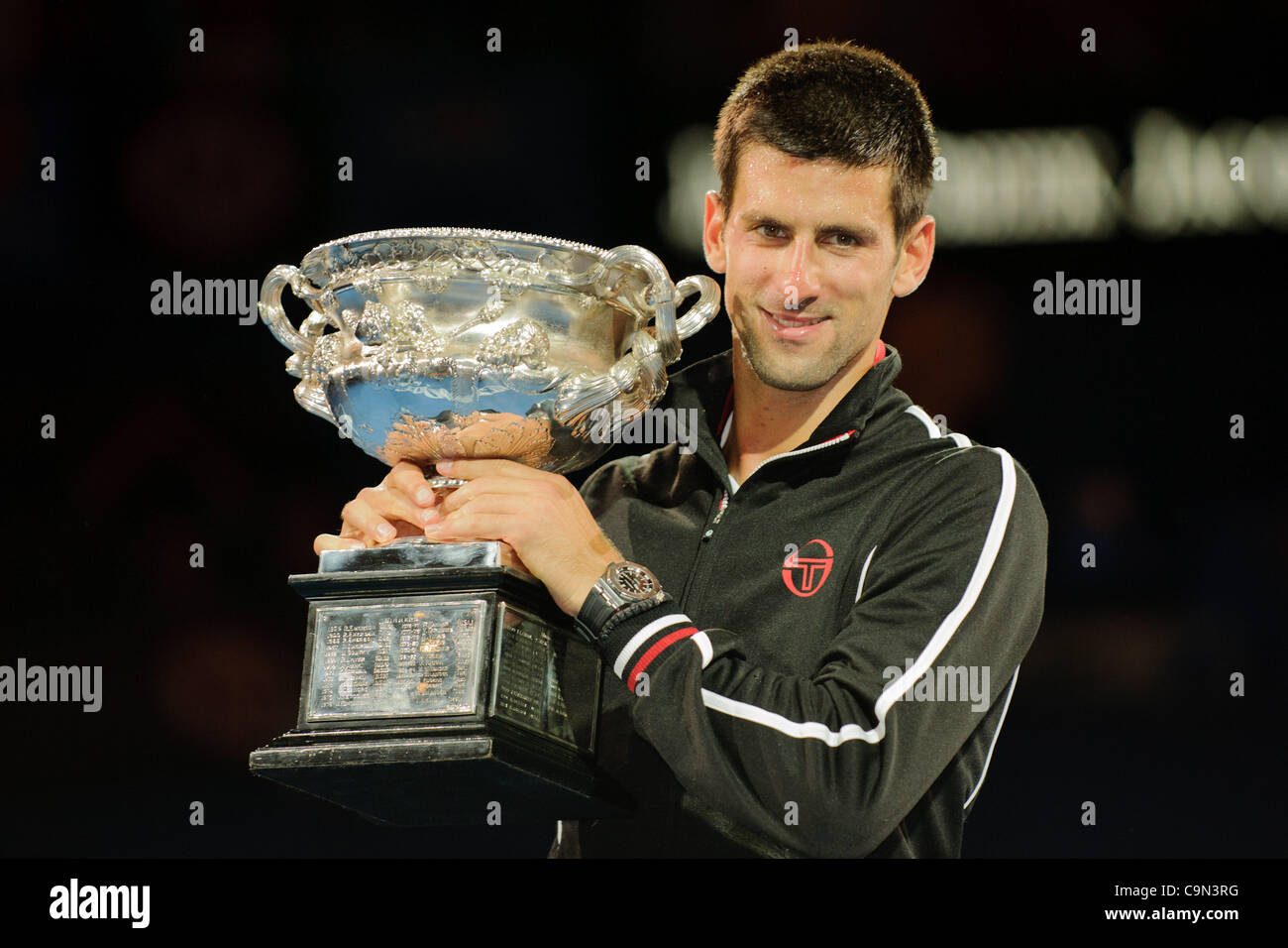 Le 30 janvier 2012 - Melbourne, Victoria, Australie - Novak Djokovic (SRB) avec le trophée du champion après avoir remporté le match des finales hommes au jour 14 de l'Open d'Australie 2012 à Melbourne Park. Banque D'Images
