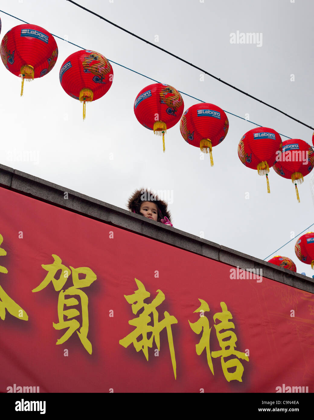 29.1.12, Londres.Enfant regarde le Nouvel An chinois à Trafalgar Square, Londres. Banque D'Images
