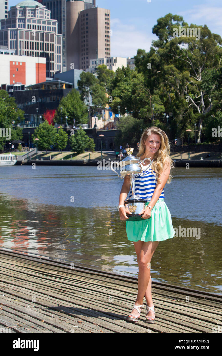Victoria Azarenka (BLR) pose avec le trophée.Des images de l'Open d'Australie 2012 la finale des femmes au Rod Laver Arena Banque D'Images