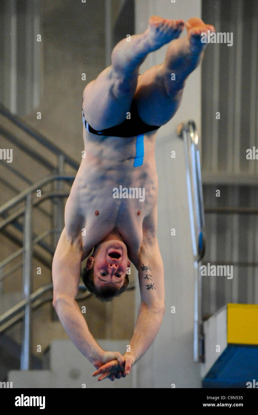 29.01.12 Southend on Sea, Angleterre. Callum Johnstone (b.1990) du club de plongée de la ville de Leeds en action au cours de la plate-forme de 10m'échauffer au jour 3 de la British Gas 2012 Coupe Nationale Concours de plongée à Southend Piscine et centre de plongée. Banque D'Images