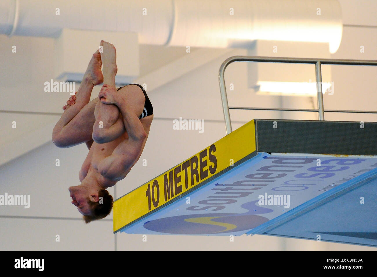 29.01.12 Southend on Sea, Angleterre. Callum Johnstone (b.1990) du club de plongée de la ville de Leeds en action au cours de la plate-forme de 10m Hommes ronde préliminaire au jour 3 de la British Gas 2012 Coupe Nationale Concours de plongée à Southend Piscine et centre de plongée. Banque D'Images