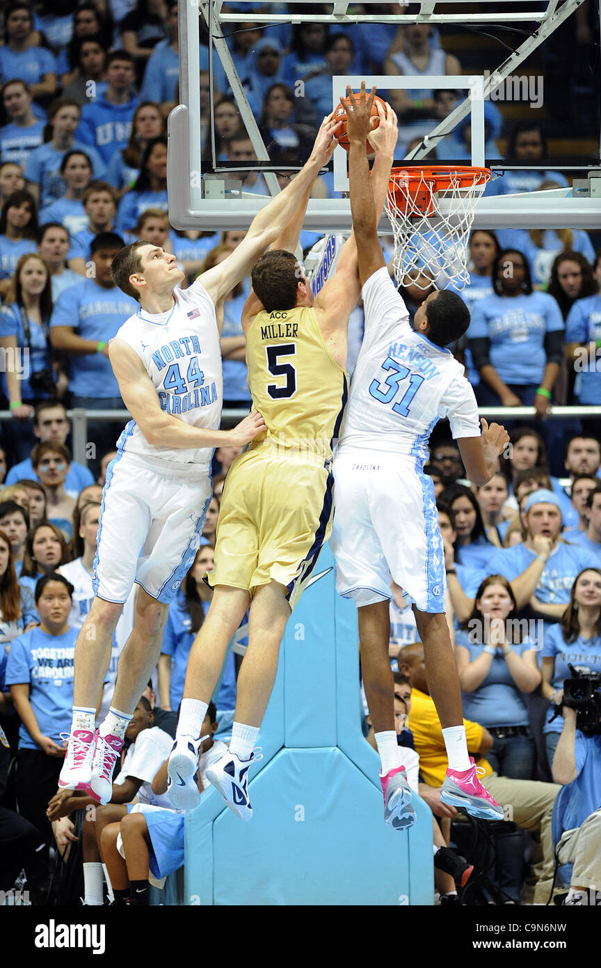 Le 29 janvier 2012 - Chapel Hill, North Carolina, USA - North Carolina Tarheels (44) TYLER ZELLER et(31) JOHN HENSON tentent de bloquer un cliché pris par Georgia Tech Yellow Jackets (5) DANIEL MILLER comme il conduit au panier comme l'Université de Caroline du Tar Heels vaincre le Georgia Tech Yellow Ja Banque D'Images