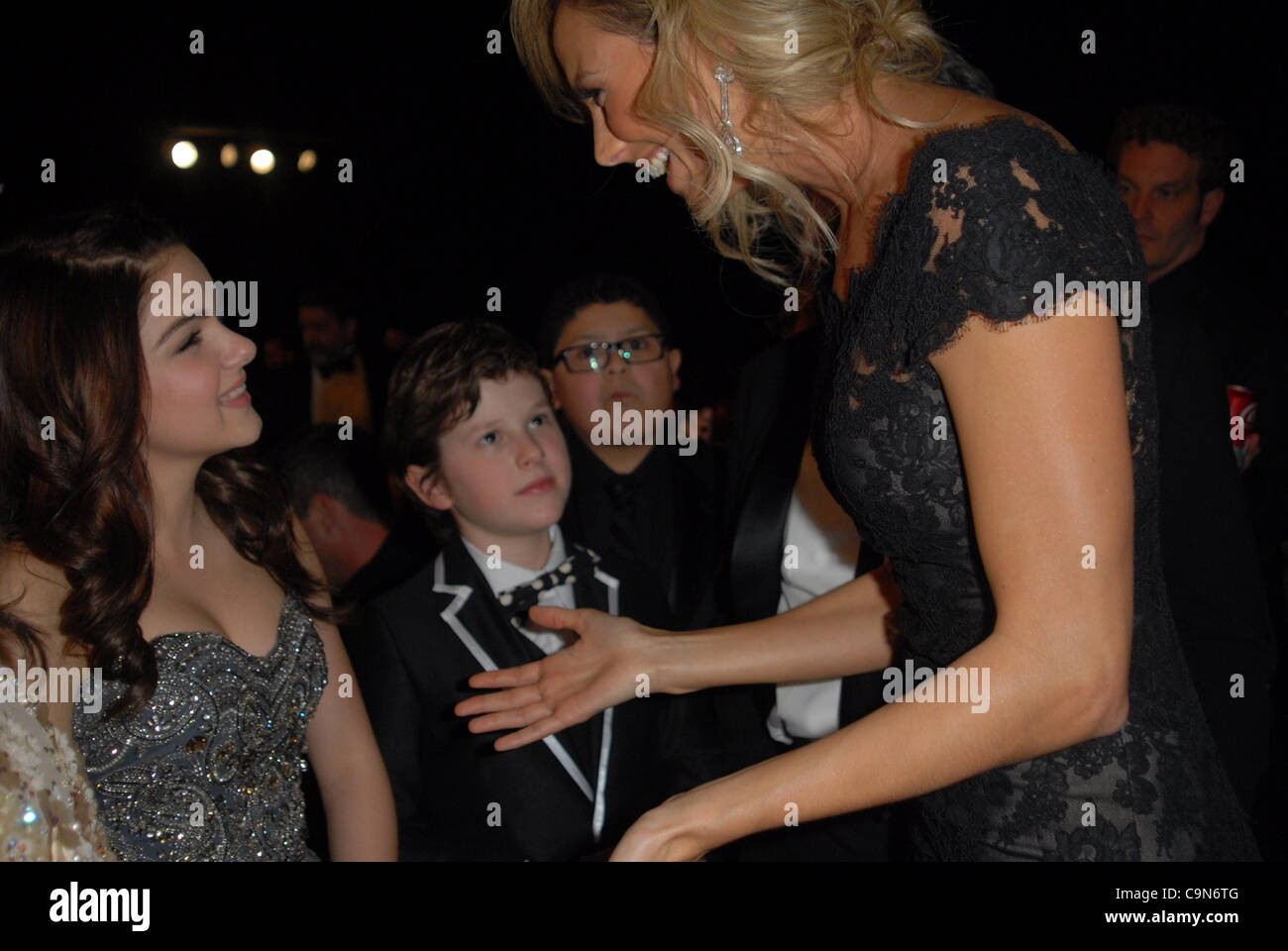 Le 29 janvier 2012 - Los Angeles, Californie, États-Unis - Actrice Stacy Keibler, droite, bavarde avec ARIEL WINTER actrice tandis que RICO RODRIQUEZ et regarde pendant que Gould NOLD assister à l'exposition pour la 18e conférence annuelle des Screen Actors Guild Awards au Shrine Auditorium. (Crédit Image : © Lora Voigt/ZUMAPRESS.com) Banque D'Images