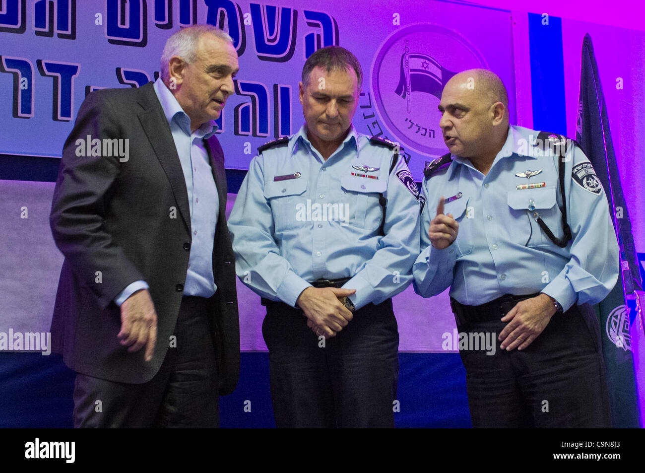 Ministre de la sécurité intérieure, Yitzhak Aharonovitch (L), Commissaire de Police, Yohanan Danino (C) et de la Police du District du Nord, le général commandant, Roni Atiya (R) échange petits parler lors d'une cérémonie de la police. Jérusalem, Israël. 30 janvier 2012. Banque D'Images