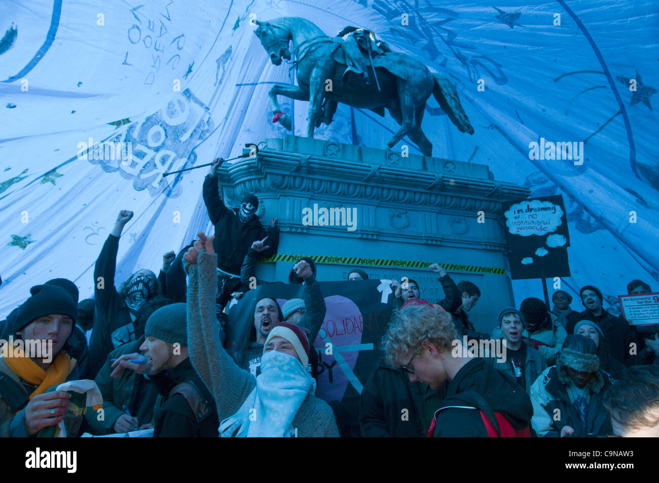 Les manifestants se rassembleront à occuper DC McPherson Square pour protester contre des plans de la Police du parc à appliquer les règlements interdisant le camping à Washington, D.C. le lundi 30 janvier 2012. Les manifestants couverts la statue au centre du parc, avec une bâche, appelé "tente de rêves." Le règlement afin d'être appliquées re Banque D'Images