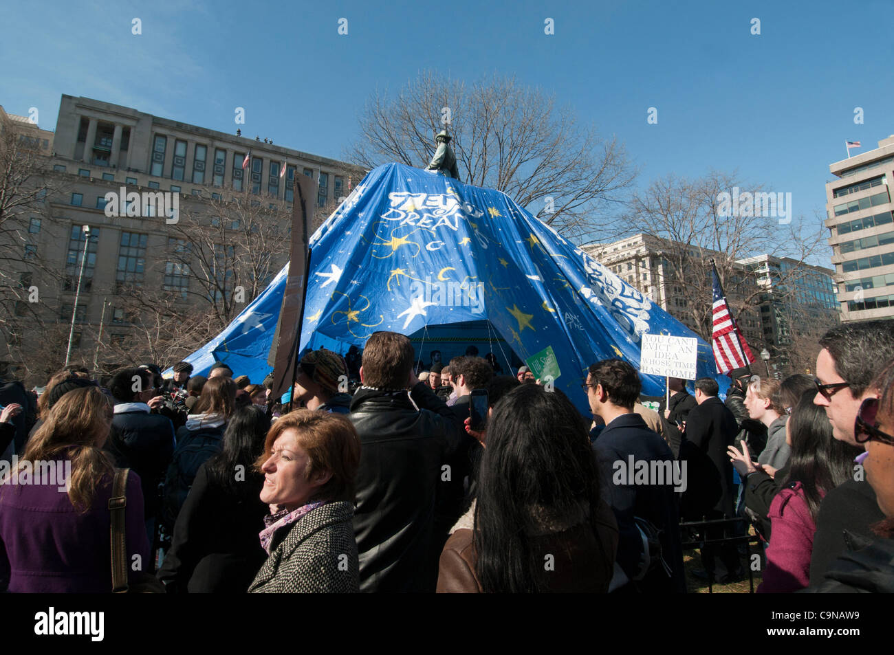 Les manifestants se rassembleront à occuper DC McPherson Square pour protester contre des plans de la Police du parc à appliquer les règlements interdisant le camping à Washington, D.C. le lundi 30 janvier 2012. Les manifestants couverts la statue au centre du parc, avec une bâche, appelé "tente de rêves." Le règlement afin d'être appliquées re Banque D'Images