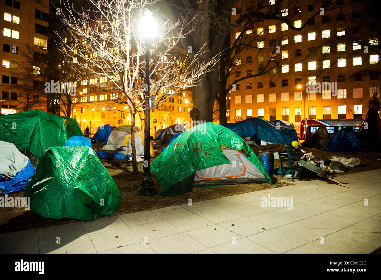 30-1-2012, McPherson Square, occupent Washington DC, il y a encore beaucoup de tentes et des manifestants sur la place McPherson la nuit la ville avait dit à l'occupant pas plus de dormir ou en camping dans le parc. Banque D'Images
