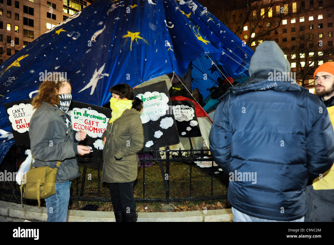 30-1-2012, McPherson Square, occupent Washington DC il ya encore beaucoup de tentes et des manifestants sur la place McPherson la nuit la ville avait dit à l'occupant pas plus de dormir ou en camping dans le parc. Banque D'Images