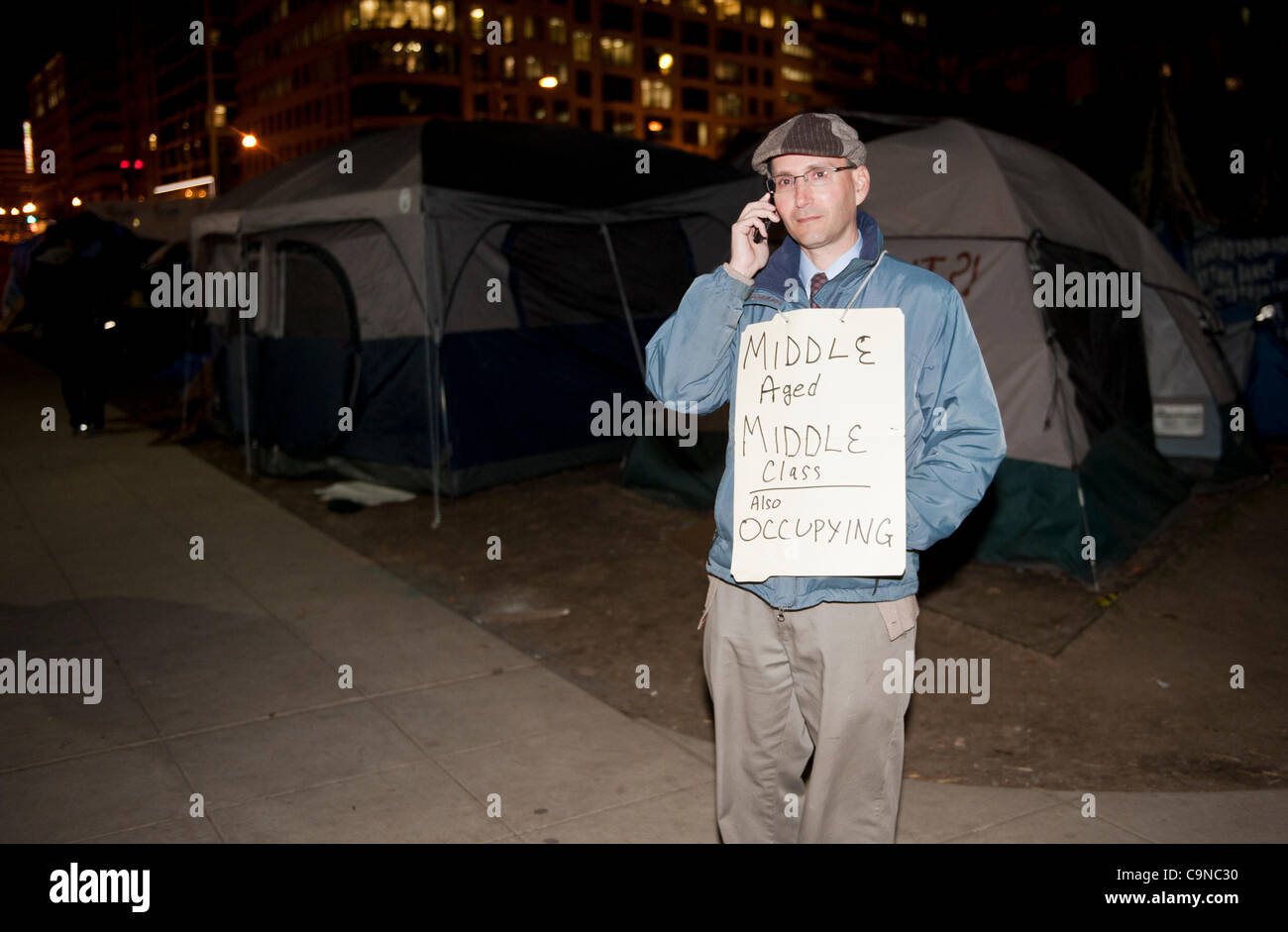 Janvier 30,2012, McPherson Square, occupent Washington DC, un homme portant un panneau 'Milieu de classe moyenne d'occupation aussi' sur la nuit la ville avait dit à l'occupant pas de dormir ou en camping dans le parc Banque D'Images