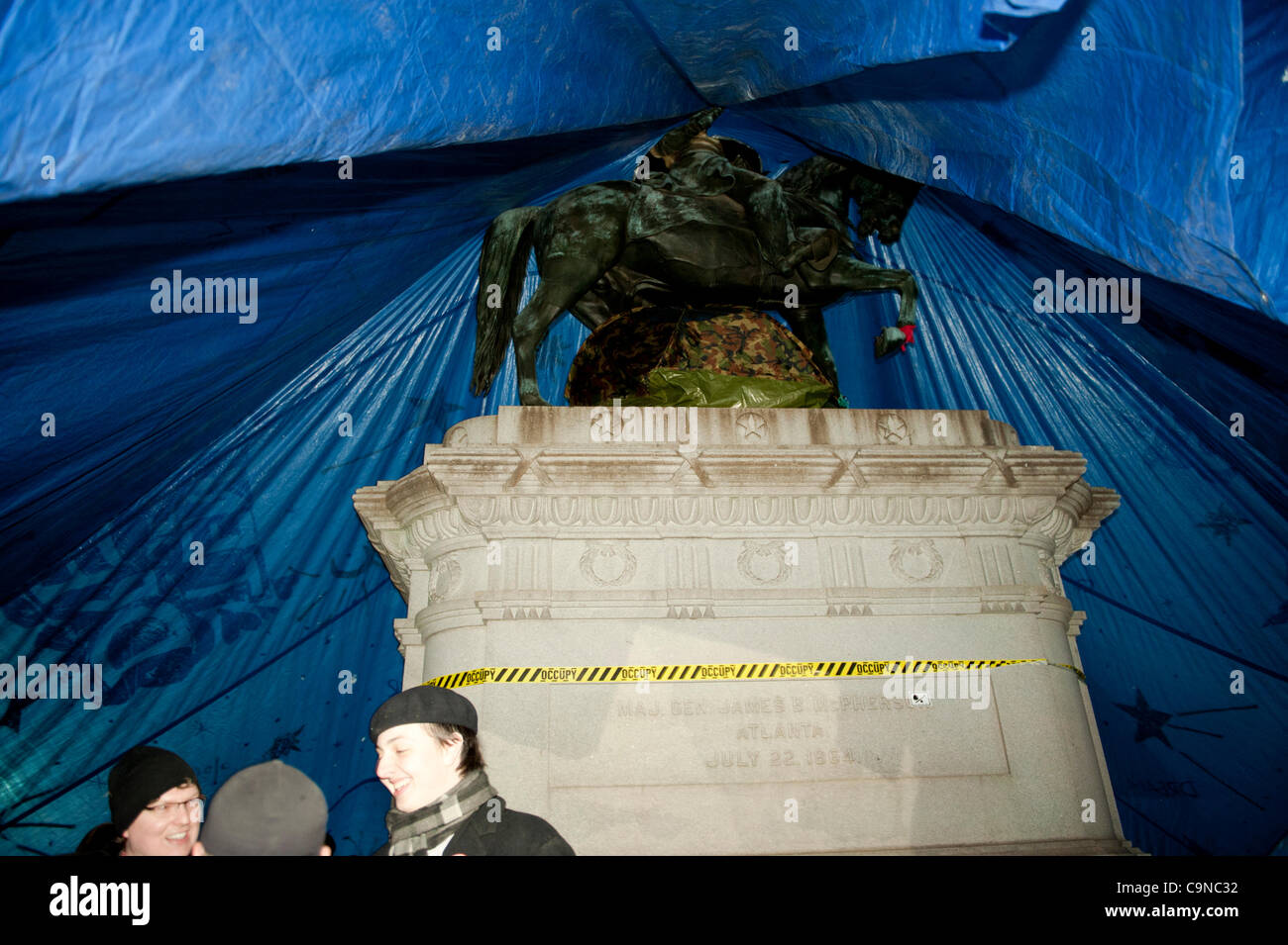 Jan 30,2012, McPherson Square, occupent Washington DC, deux personnes dans la grande tente bleue placée sur la statue du général McPherson.dans la nuit la ville avait dit à l'occupant pas de dormir ou en camping dans le parc. Banque D'Images