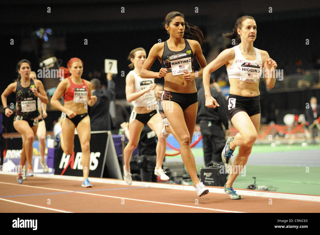 28 janvier, 2012 - New York, New York, États-Unis - Brenda Martinez remporte le 800 mètres féminin d'un terme à la première ouverture aux États-Unis le 29 janvier 2012 au Madison Square Garden de New York, New York. (Crédit Image : © Bob Mayberger ZUMAPRESS.com)/Eclipse/ Banque D'Images