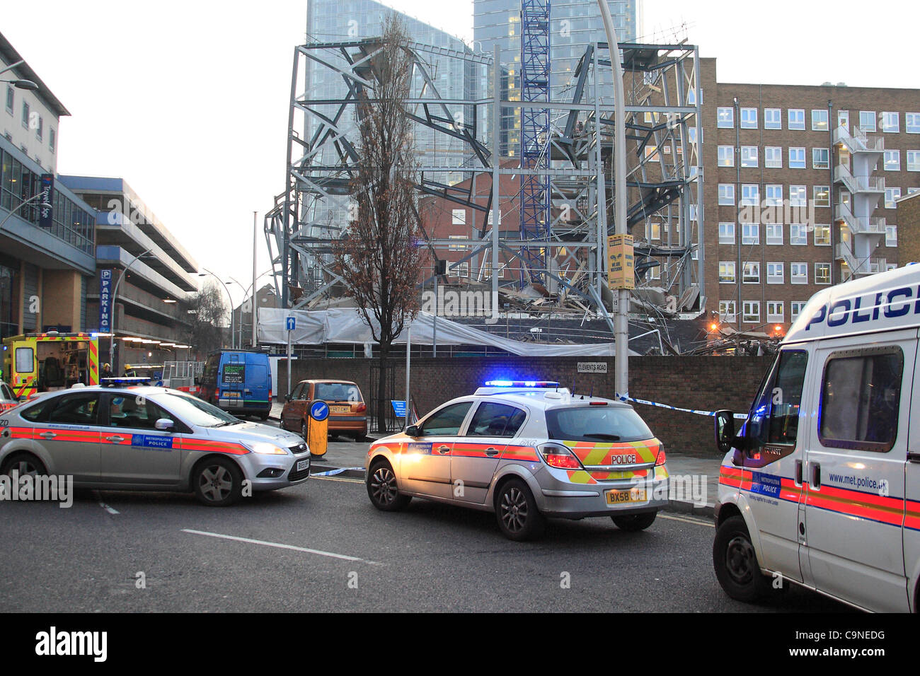 Les services d'urgence course à la scène d'un bâtiment dans la consternation effondrement en Ilford Banque D'Images