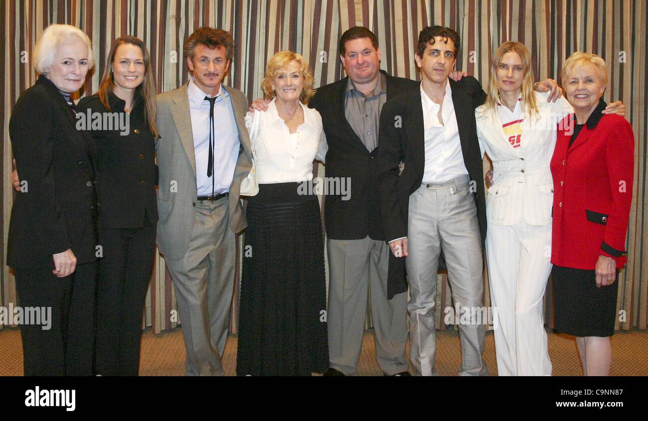 Le 20 décembre 2004 - Scarborough, North Yorkshire, Angleterre - JEAN FIRSTENBERG, ROBILN WRIGHT PENN, Sean Penn, EILEEN RYAN PENN, CHRIS PENN, MICHAEL PENN, Aimee Mann & LOIS SAFFION.Acteur & FAMILY.5ÈME CERCLE PLATINE AFI AWARD.Beverly Hilton Hotel, LOS ANGELES, LA, USA.01/10/2004.LAK43971.CREDIT : / K4 Banque D'Images