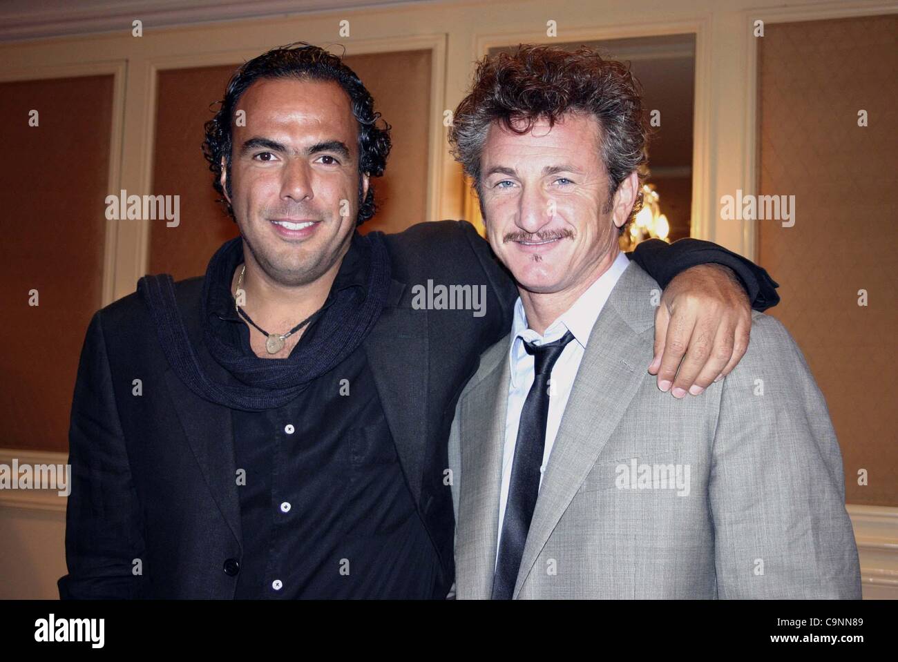 ALEJANDRO GONZALEZ INARRITU & Sean Penn acteur et réalisateur.film.5ÈME CERCLE PLATINE AFI AWARD.Beverly Hilton Hotel, LOS ANGELES, LA, USA.01/10/2004.LAK43967.CREDIT : / K41001 Banque D'Images