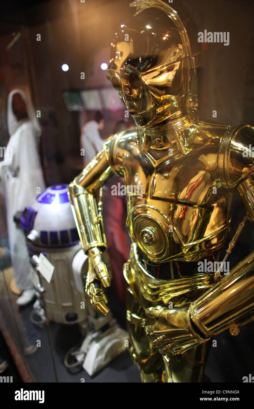 22 janvier 2012 - Santa Ana, Californie, États-Unis - costume original de C-3PO est un droïde de protocole utilisé dans les 6 films de Star Wars : Episode IV : Un Nouvel Espoir, l'Épisode V : l'Empire contre-attaque, épisode VI : Le Retour du Jedi, l'Épisode I : La Menace Fantôme, Episode II : l'Attaque des Clones et l'Épisode III : Reve Banque D'Images