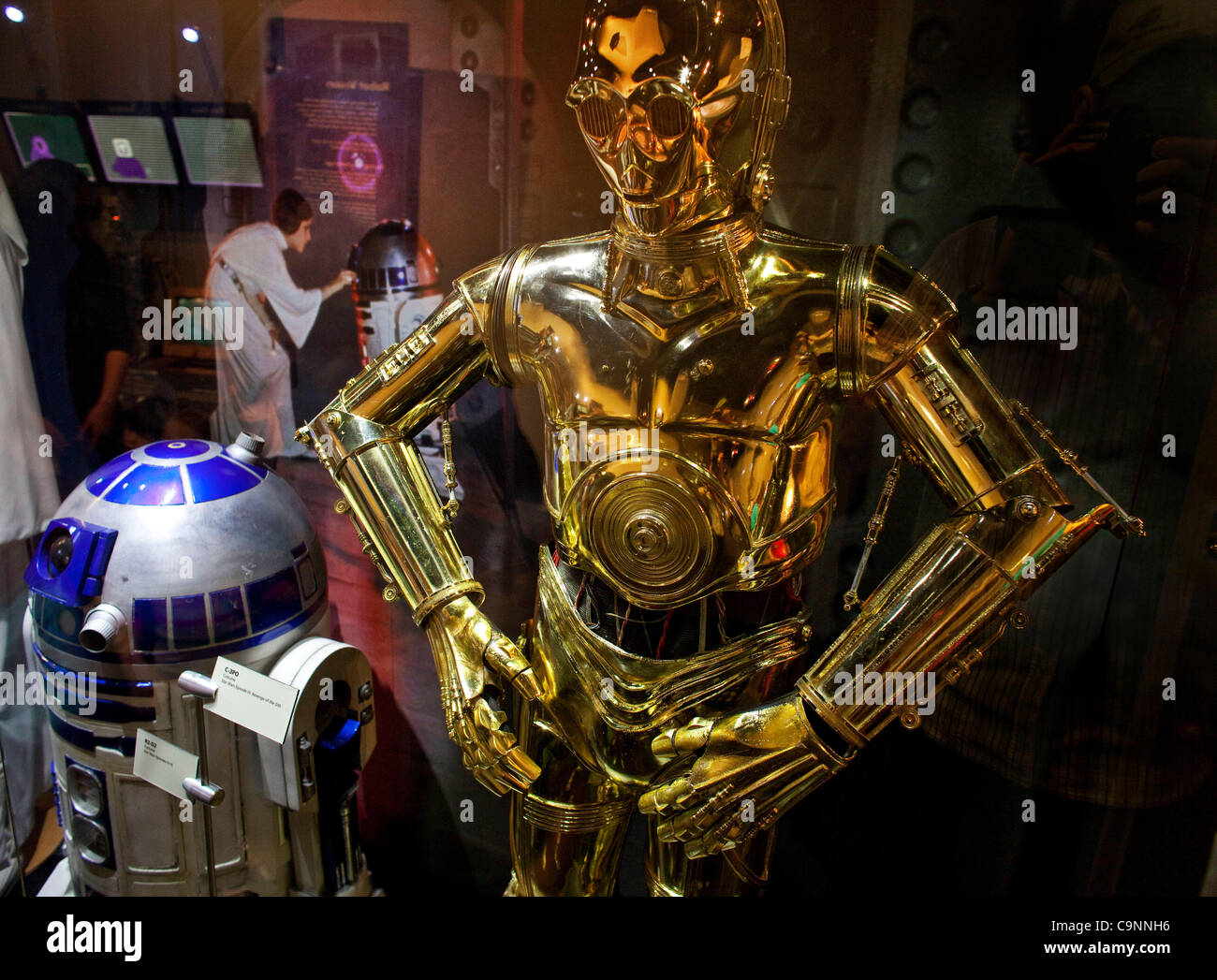 22 janvier 2012 - Santa Ana, Californie, États-Unis - costume original de C-3PO - un droïde de protocole utilisé dans les 6 films de Star Wars : Episode IV : Un Nouvel Espoir, l'Épisode V : l'Empire contre-attaque, épisode VI : Le Retour du Jedi, l'Épisode I : La Menace Fantôme, Episode II : l'Attaque des Clones et l'Épisode III : reven Banque D'Images