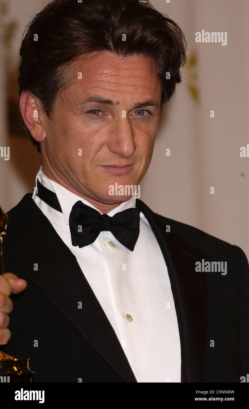 29 févr., 2004 ; Hollywood, CA, USA ; OSCARS 2004 : l'Acteur Sean Penn, qui a remporté le "Meilleur acteur" pour 'Mystic River' dans la salle de presse à la 76e Academy Awards qui a eu lieu au Kodak Theatre à Hollywood. (Crédit Image : Paul Fenton/ZUMAPRESS.com) Banque D'Images