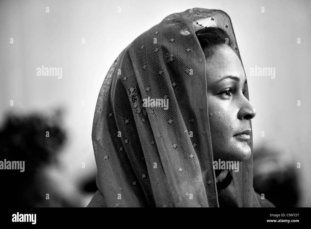 23 févr. 2008 - Chicago, Illinois, USA - Yierah Bat Israël, 35, de Tinley Park, Illinois, travaille dans le sud-ouest de Chicago pour assister au service de Shabbat Shalom Beth B'nai Zaken Ethiopian Hebrew Congregation. (Crédit Image : © Sally Ryan/ZUMA Press) Banque D'Images