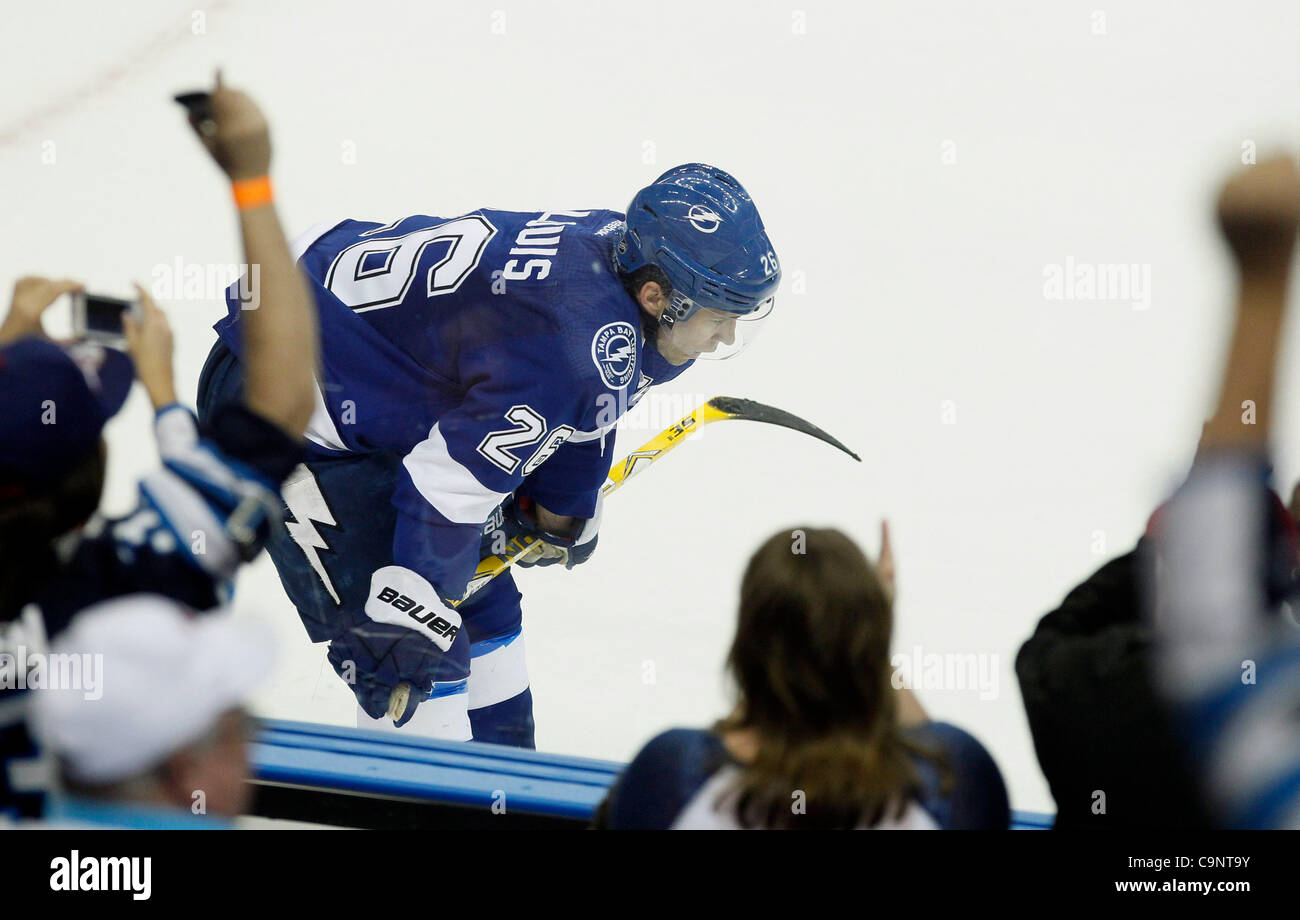 2 février 2012 - Tampa, FL - DIRK SHADD | fois .SP 348612    06 SHAD LA FOUDRE (02/02/12) TAMPA Tampa Bay St Louis Marty (26) chefs de la magistrature comme Winnipeg Jets fans célèbrent le but de battre le gardien de la foudre Jets Mathieu Garon (32) marqué par des jets Blake Wheeler (26) pour le premier but o Banque D'Images