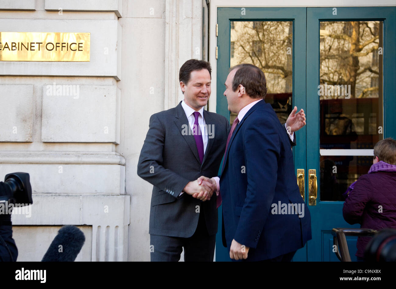 Whitehall, Londres, Royaume-Uni. 03.02.2012 Nick Clegg Ed Davey accueille le Bureau du Cabinet à l'extérieur comme il est devenu le nouveau secrétaire d'État à l'énergie et le changement climatique. Sa nomination fait suite à la démission de Chris Huhne. Banque D'Images