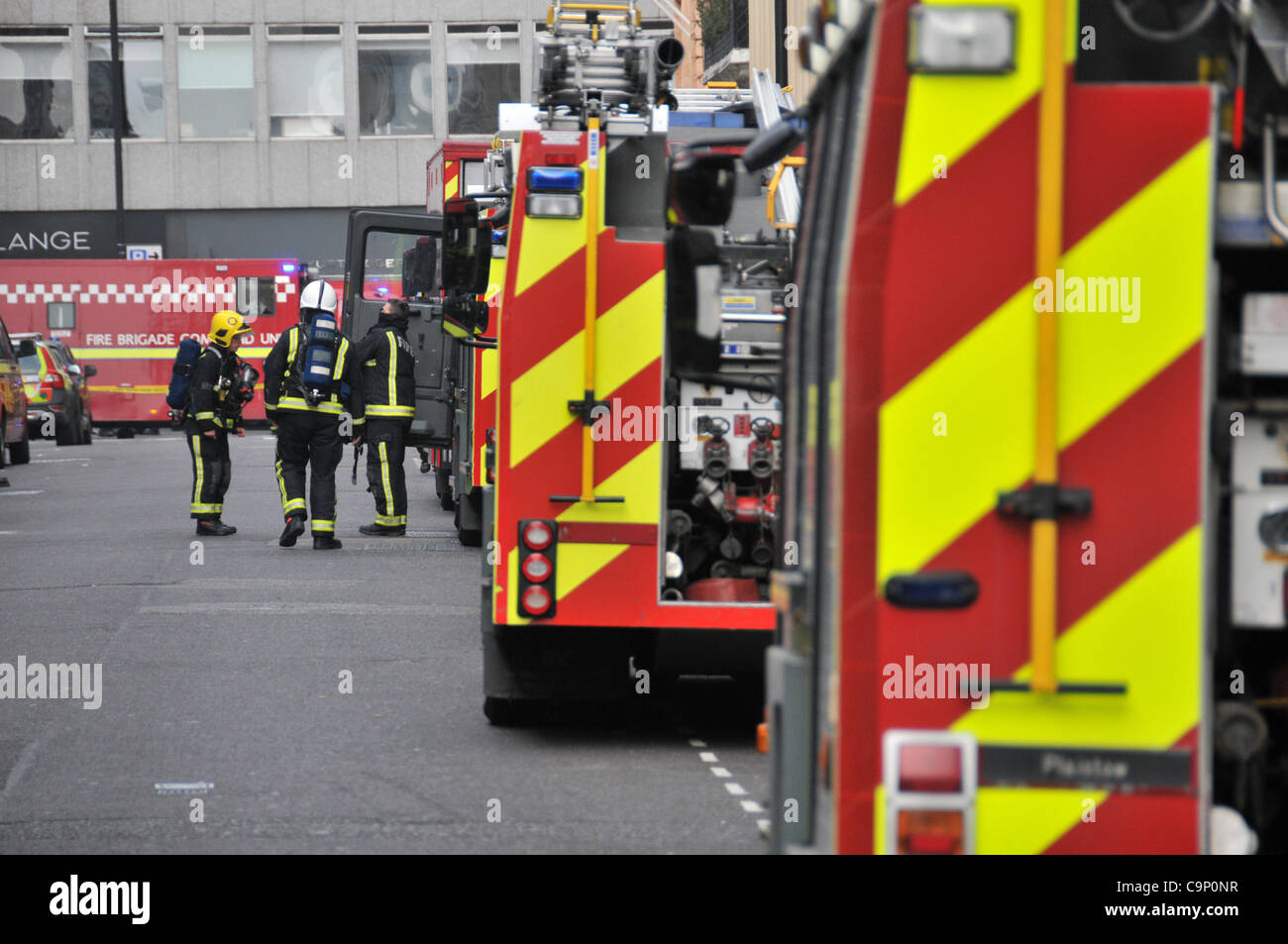 Londres, Royaume-Uni. 4e Février, 2012. Les équipes de pompiers à assister à un incendie majeur dans un bâtiment sur Grafton Street dans le quartier londonien de Mayfair, près de Bond Street. Banque D'Images