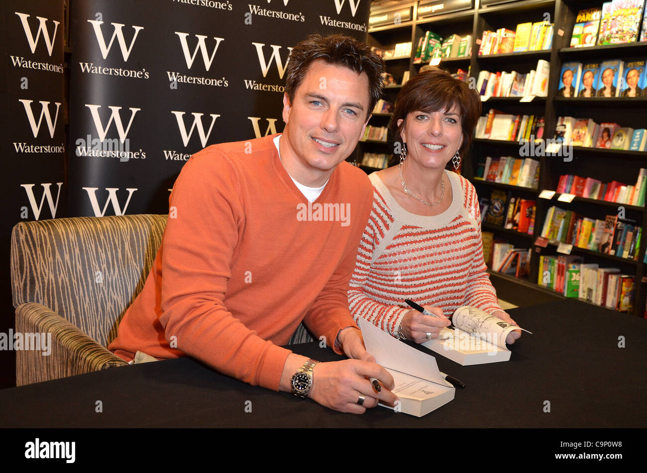 Greenhithe, Kent, Royaume-Uni 04/02/2012 John Barrowman et sa soeur Carole E. Barrowman signer des copies de leurs co-auteur de livre pour enfants, la Terre creuse à Waterstone's, West Village, le centre commercial Bluewater, Kent. (Crédit photo : Alamy Images/Photobeat) Banque D'Images