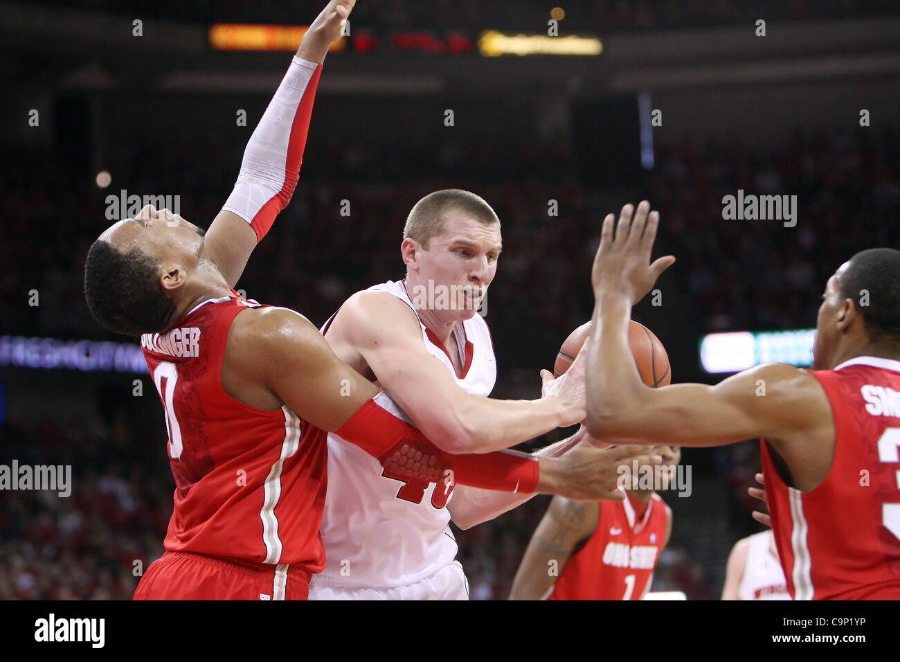 4 février 2012 - Madison, Wisconsin, États-Unis - l'avenir de l'état de l'Ohio # 0 Jared Sullinger a été appelé à la faute sur l'avant centre du Wisconsin/Jared Berggren # 40 en deuxième moitié d'action. Ohio State Buckeyes défait les Wisconsin Badgers 58-52 au Kohl Center à Madison, Wisconsin. (Crédit Image : © John Fisher Banque D'Images