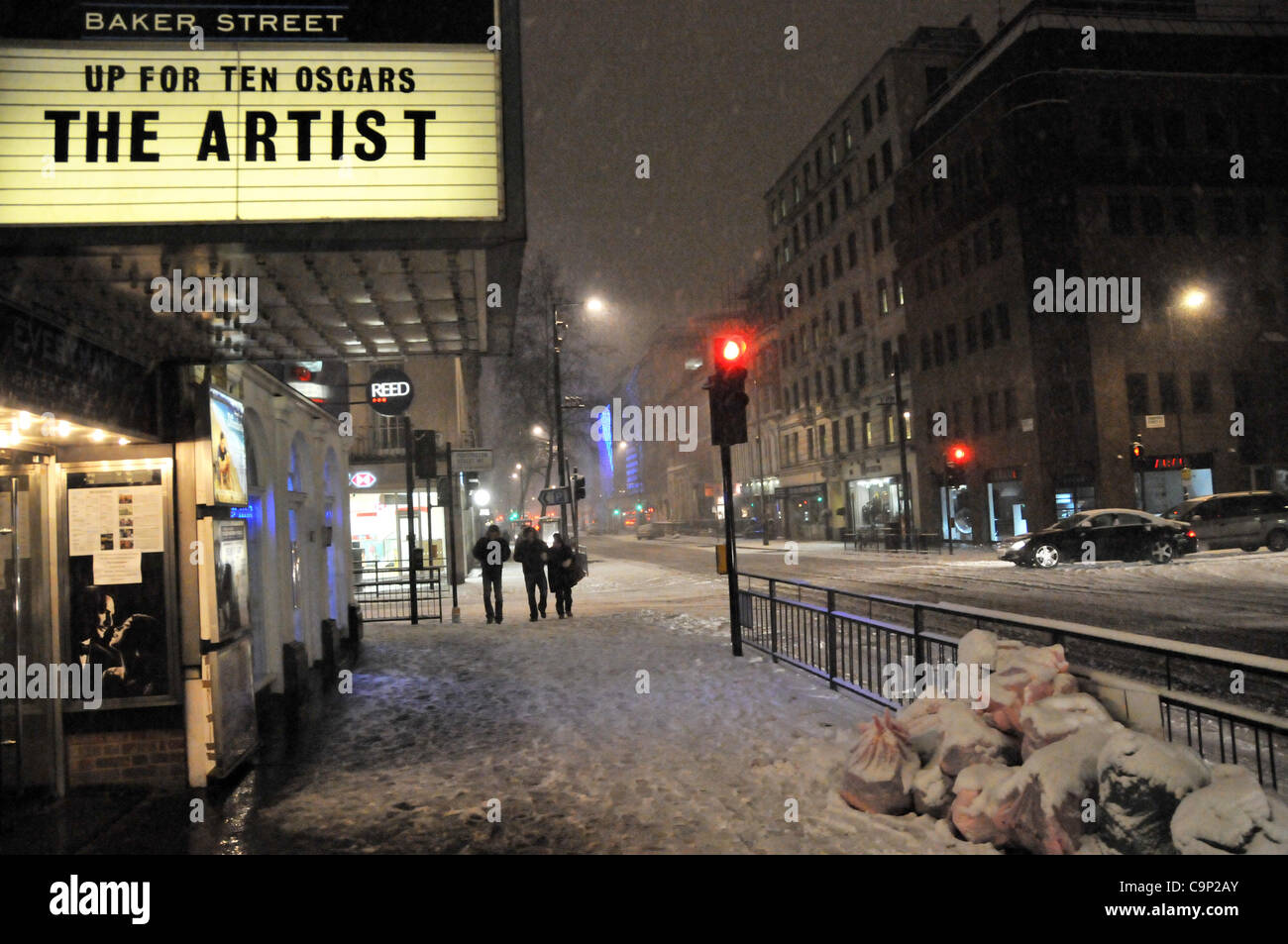 Chutes de neige sur Londres samedi soir. Tête de navetteurs dans la neige au-delà de l'Everyman Cinema Baker Street Banque D'Images