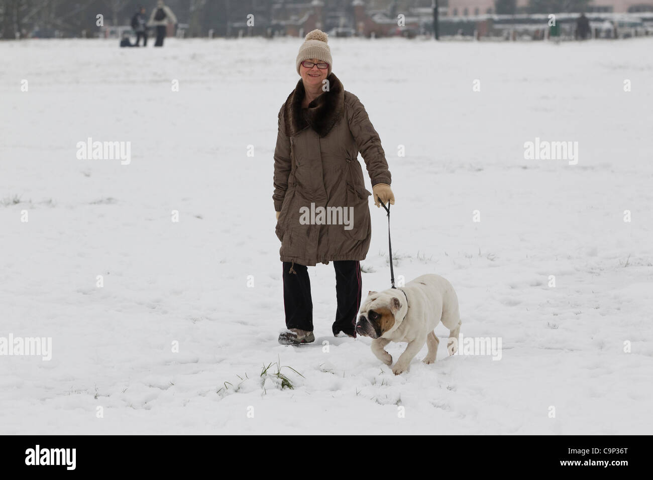 Wimbledon Common, à l'ouest de Londres, Royaume-Uni. 05.02.2012 Une femme entre son chien à Wimbledon Common après le grand gel a atteint Londres, avec la capitale et ses repères étant traitées dans une couche de neige de la nuit. Photo:Jeff Gilbert/Alamy Live News Banque D'Images