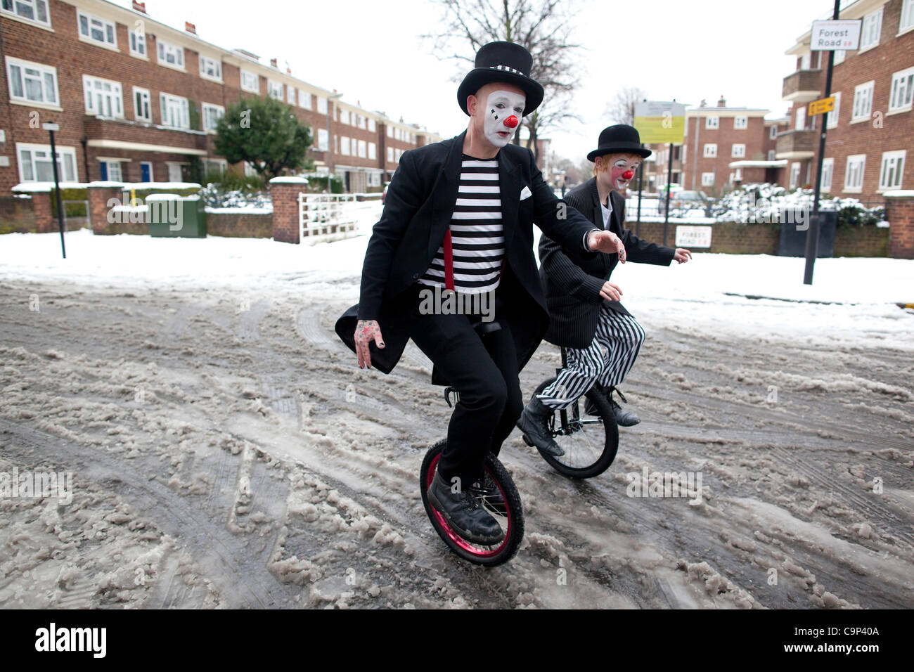 Clowns se rassemblent à l'église Holy Trinity à Dalston, East London, assistant à un service religieux à la mémoire de Joseph Grimaldi. Banque D'Images