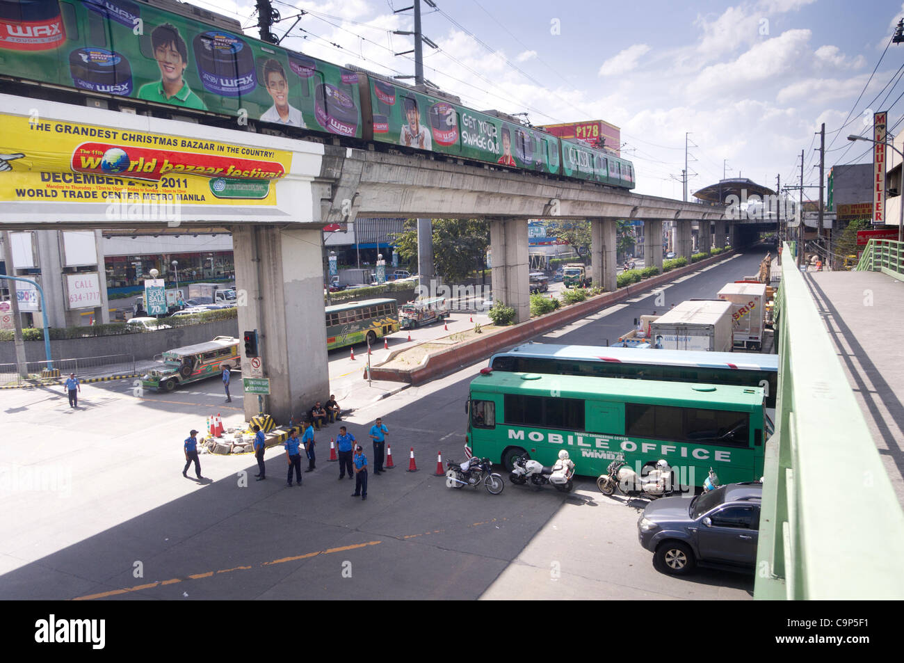 Tournage de film de Hollywood film "The Bourne Legacy" le long du Boulevard Ramon Magsaysay à Manille's Sta. Mesa, district 5 Fév, 2012, Manille, Philippines. Partie de Ramon Magsaysay Avenue est fermée pour le tournage du film. Banque D'Images