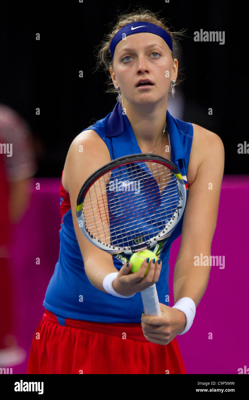 République tchèque Petra Kvitova joue contre Sabine Lisicki au cours d'un match de tennis Fed Cup Allemagne vs République Tchèque à Stuttgart, en Allemagne, le dimanche 5 février 2012. (Photo/CTK Petr Sznapka) Banque D'Images République tchèque Petra Kvitova joue contre Sabine Lisicki au cours d'un match de tennis Fed Cup Allemagne vs République Tchèque à Stuttgart, en Allemagne, le dimanche 5 février 2012. (Photo/CTK Petr Sznapka) Banque D'Images
