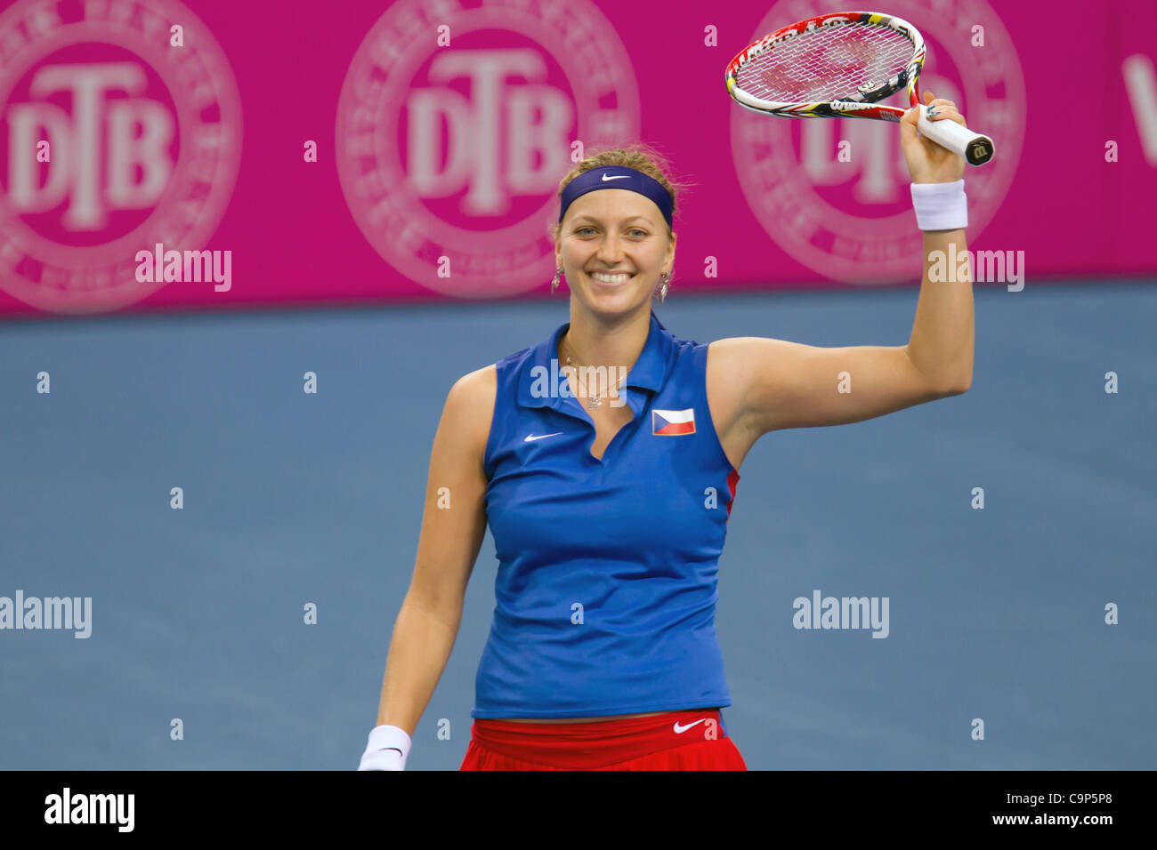 République tchèque Petra Kvitova joue contre Sabine Lisicki au cours d'un match de tennis Fed Cup Allemagne vs République Tchèque à Stuttgart, en Allemagne, le dimanche 5 février 2012. (Photo/CTK Petr Sznapka) Banque D'Images