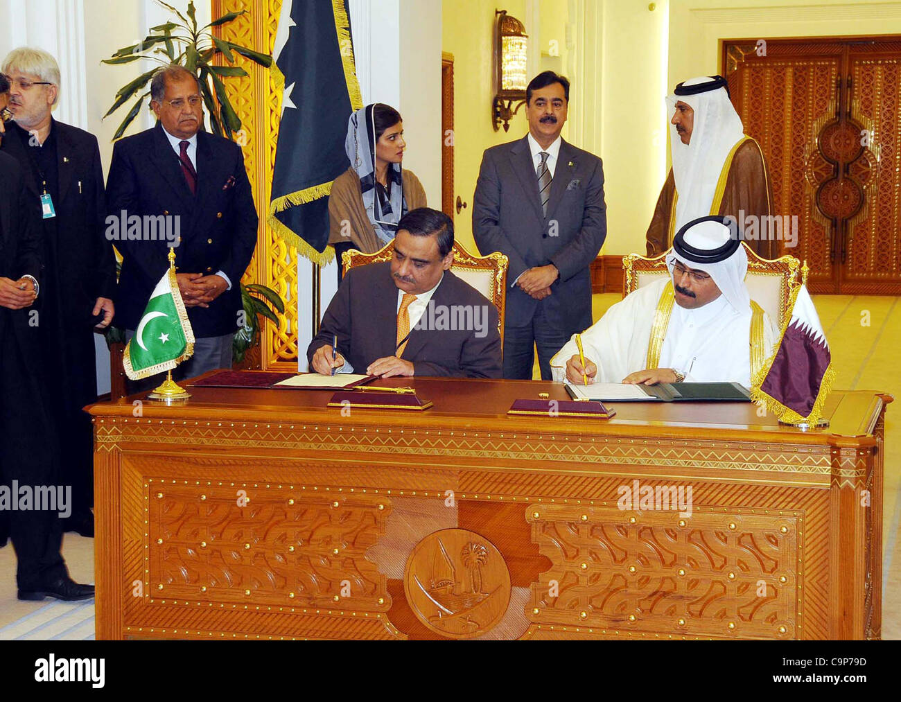 Le Premier Ministre du Pakistan, Syed Yousuf Raza Gilani et son Qatri homologue, Sheikh Hamad Bin Jassim Bin Jaber Bin Mohammed Al Thani témoin Signature du protocole d'entente entre le Pakistan et le Qatar lors de la cérémonie tenue à Doha le Lundi, Février 06, 2012. Banque D'Images